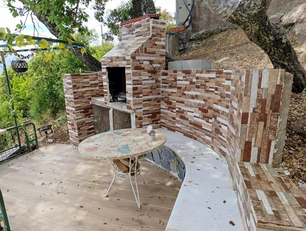 Barbacoa y mesa exterior