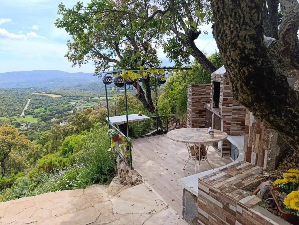 Terraza exterior con árboles y paisaje